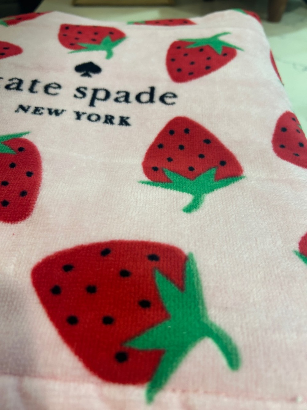 New kate spade Pink Strawberry Print Beach Towel 100% Cotton - Picture 7 of 9